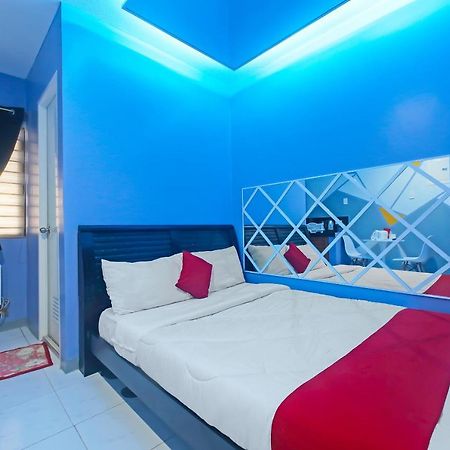 Oyo 896 Silverio Suites Манила Екстериор снимка