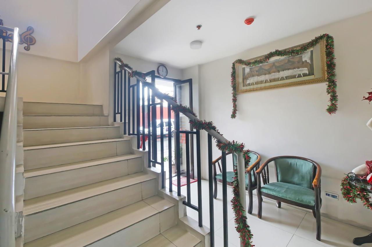 Oyo 896 Silverio Suites Манила Екстериор снимка