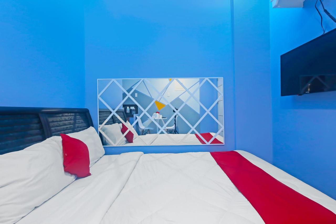 Oyo 896 Silverio Suites Манила Екстериор снимка