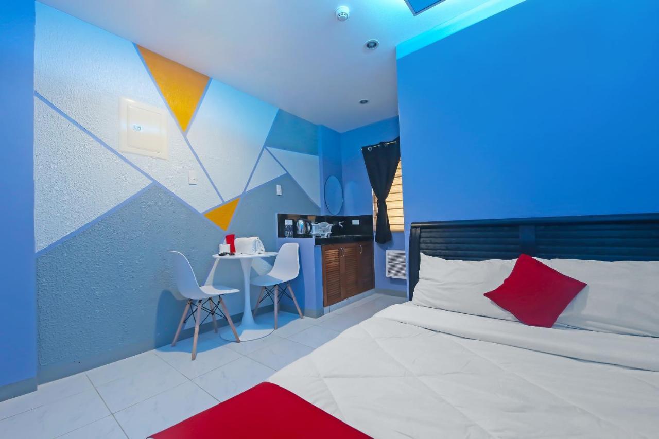 Oyo 896 Silverio Suites Манила Екстериор снимка