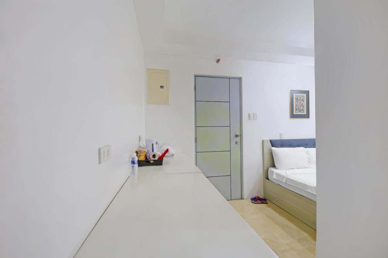 Oyo 896 Silverio Suites Манила Екстериор снимка