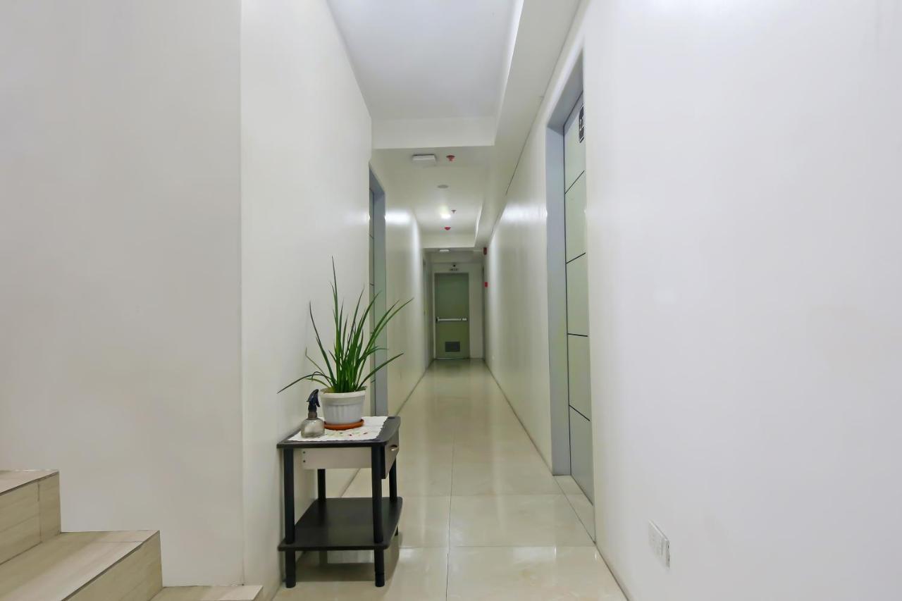 Oyo 896 Silverio Suites Манила Екстериор снимка